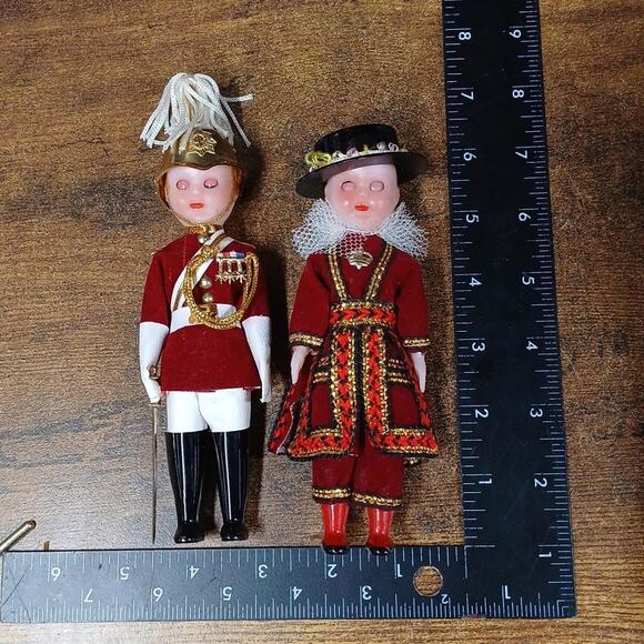 Vintage Royal Queens Guard & London Beefeater Roliing Eyes Dolls - Picture 3 of 4